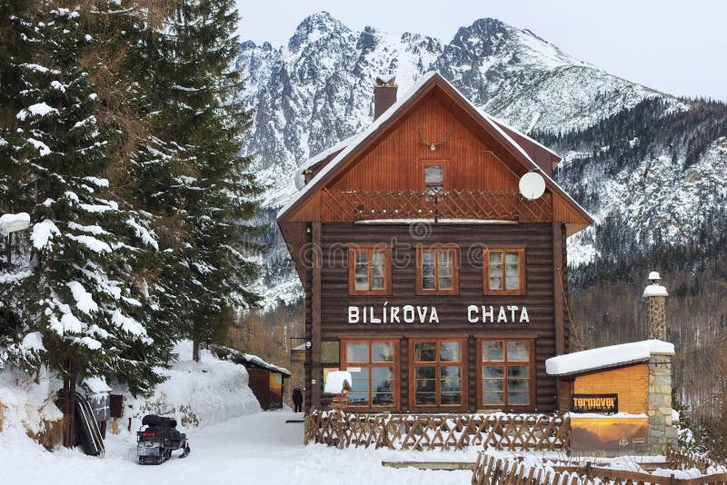 HREBIENOK, ESLOVAQUIA - 7 DE ENERO DE 2015: El hotel de madera llamó el chata de Bilikova imagen de archivo HREBIENOK, ESLOVAQUIA - 7 DE ENERO DE 2015: El hotel de madera llamó el chata de Bilikova imagen de archivo
