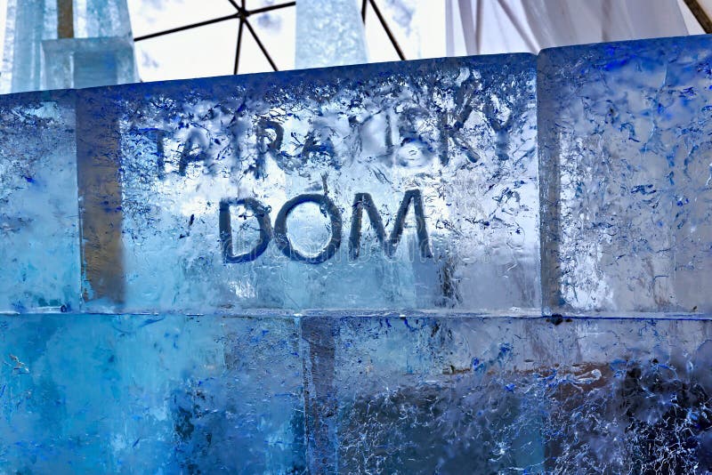 HREBIENOK, SLOVAQUIE - 7 JANVIER 2015 : Mur de glace dans la Chambre de Hrebienok Tatras images libres de droits HREBIENOK, SLOVAQUIE - 7 JANVIER 2015 : Mur de glace dans la Chambre de Hrebienok Tatras images libres de droits