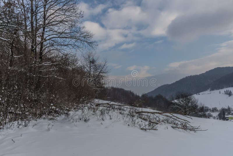 Obec Hrencišov pri Lipanoch v zimných horách