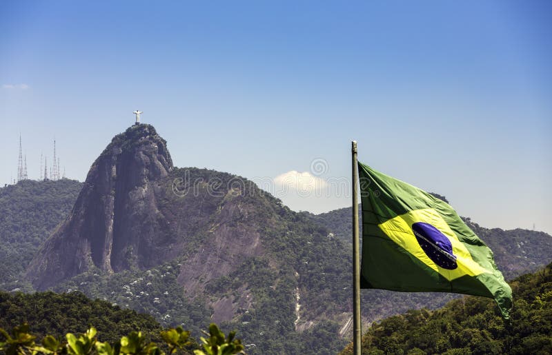 Hristos răscumpărarea împotriva steagului brazilian în Rio de Janeiro stock photography