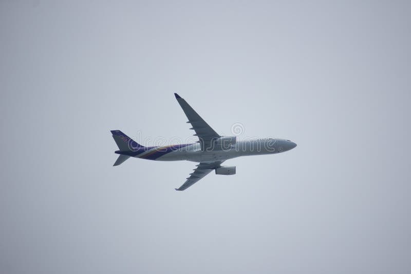 HS-TER Airbus A330-300 of Thaiairway TG111. CHIANG MAI, THAILAND - AUGUST 18 2017: HS-TER Airbus A330-300 of Thaiairway TG111. Take off from Chiangmai airport to royalty free stock photos HS-TER Airbus A330-300 of Thaiairway TG111. CHIANG MAI, THAILAND - AUGUST 18 2017: HS-TER Airbus A330-300 of Thaiairway TG111. Take off from Chiangmai airport to royalty free stock photos