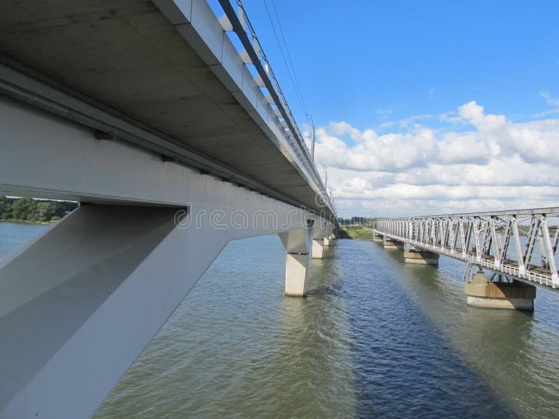 Puente alto velocidad el tren común puente.