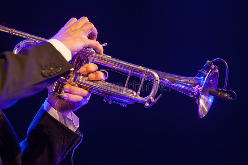 Музыка играет труба. Человек играет на трубе. Jazz Papa Band.