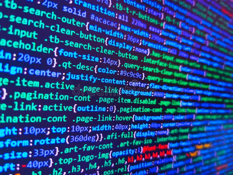 HTML CSS3 源代码在液晶屏幕上，黑色背景。软件工程师在工作。深色背景下的代码。Javascript 库存图片