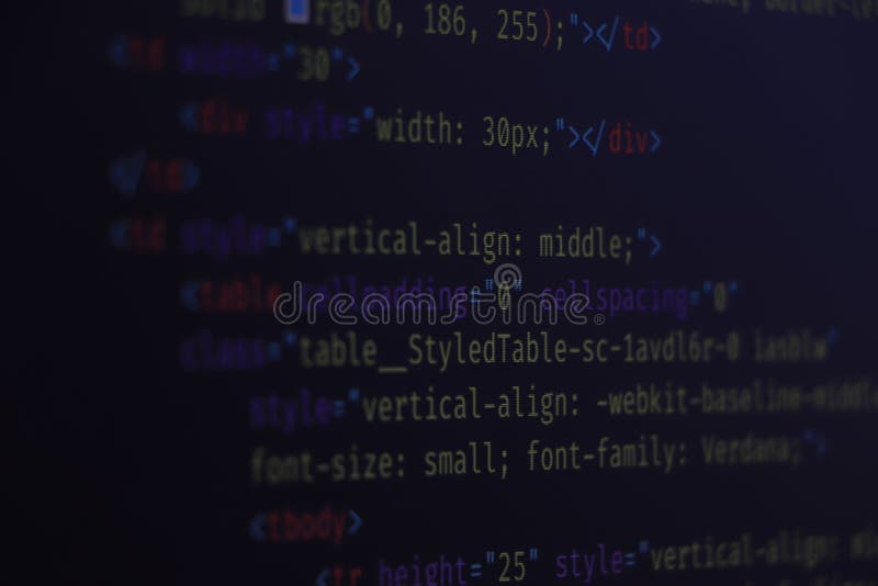 Работа по набору компьютерных скриптов. Программист набирает новые строки HTML-кода. Крупный план кода Java Script, CSS и HTML. Вз стоковое изображение rf