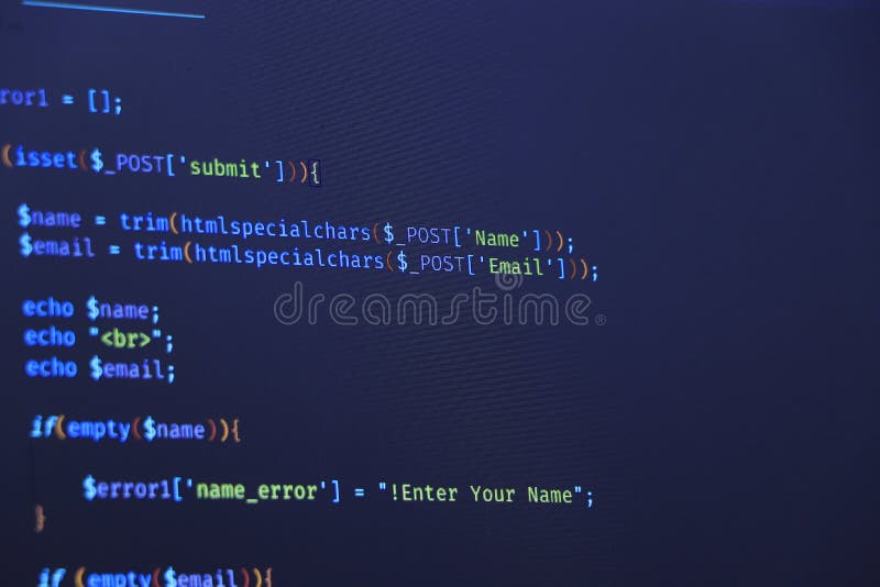 Программист пишет код на Python, JavaScript и HTML на экране ноутбука дома. Работа на дому стоковая фотография rf