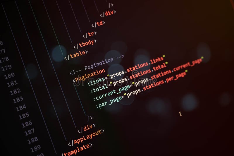 ダークスクリーン上の最新のHTMLおよびJavaScriptソースコードのクローズアップ表示。ページネーション機能を備え、Web開発を表しています ストック画像