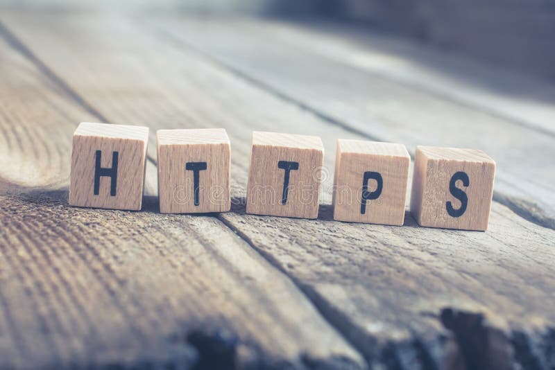 Макрос надписи HTTPS, составленной из деревянных блоков на деревянном полу стоковые фото