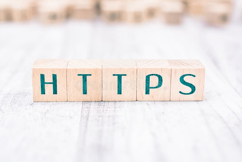 Слово HTTPS, составленное из деревянных блоков на белом столе стоковые фотографии rf