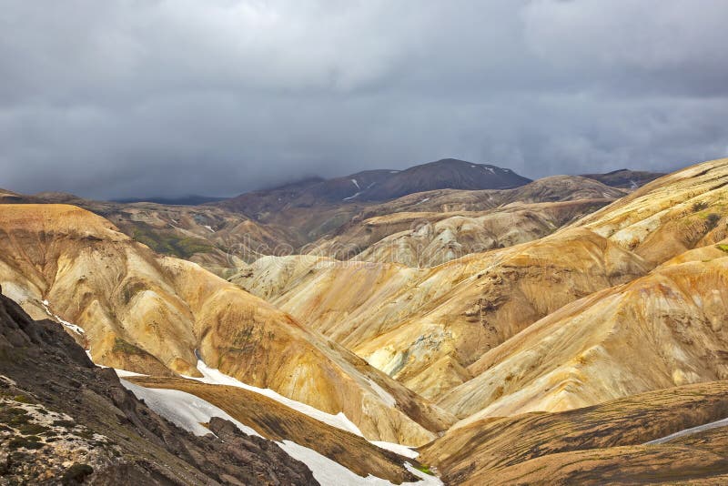 冰岛兰德曼纳洛格美丽而色彩缤纷的山景. 旅游和风景远足场所 免版税库存照片