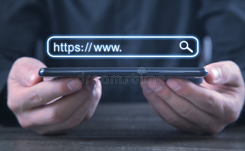 男人拿着智能手机。Https地址。互联网搜索概念 皇族释放例证