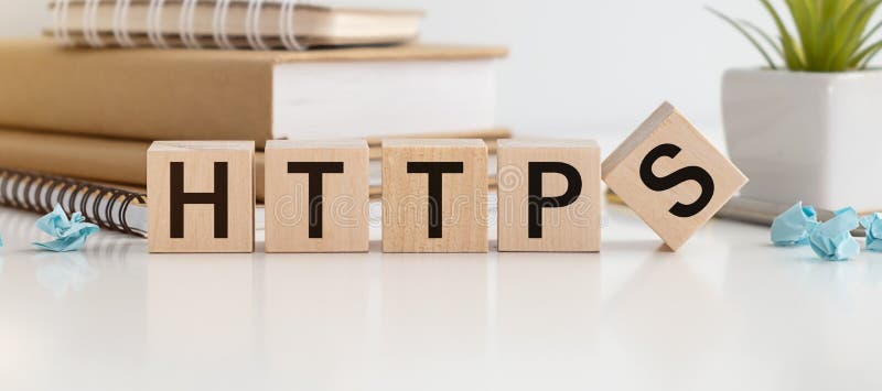 Κείμενο 'HTTPS' σε ξύλινα κυβάκια σε λευκό φόντο - Εικόνα στοκ εικόνα