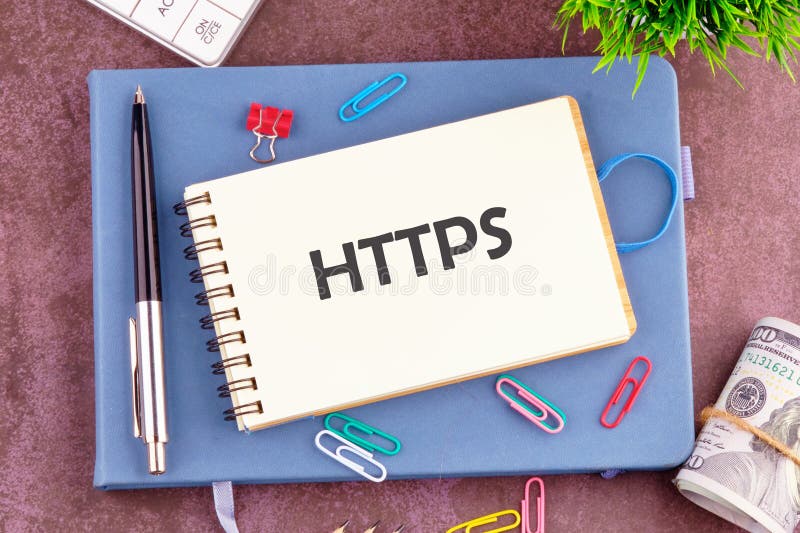 Ноутбук с надписью HTTPS на столе, окруженном канцелярскими принадлежностями и наличными деньгами, что указывает на акцент на онла стоковые фотографии rf