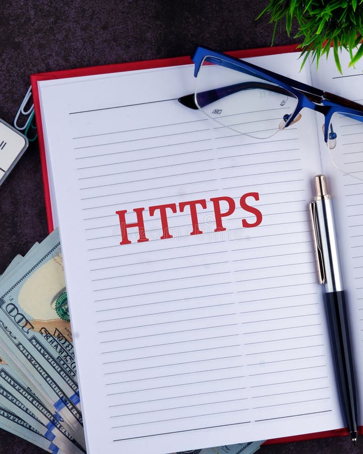 Сосредоточьтесь на HTTPS как на мере кибербезопасности с канцелярскими товарами, деньгами и очками на столе стоковые изображения rf
