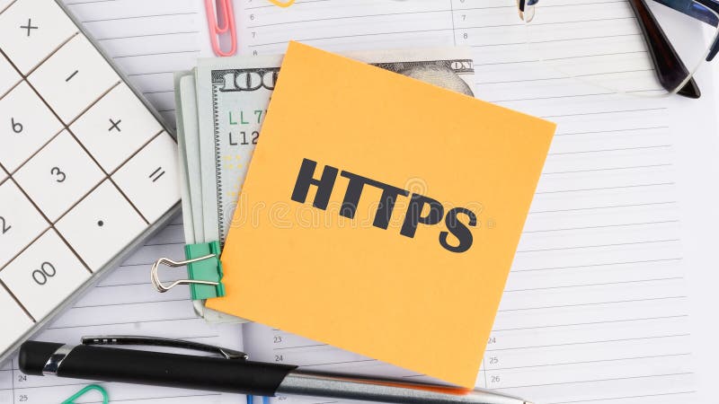 Текст HTTPS на цветной бумаге. Понимание важности безопасного интернет-соединения. бизнес-концепция стоковые изображения