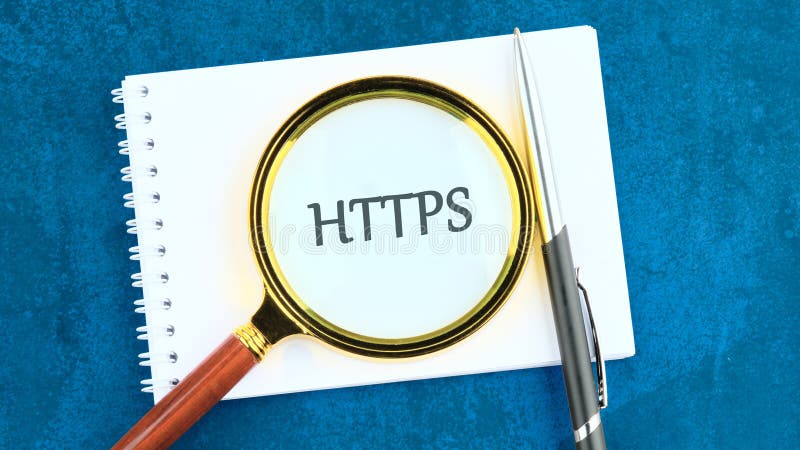 HTTPS με μια μεγεθυντική γυαλί σε ένα σημειωματάριο δίπλα σε ένα στυλό σε μπλε επιφάνεια στοκ εικόνα με δικαίωμα ελεύθερης χρήσης