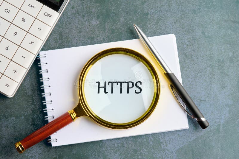 Εξερευνώντας τη Σημασία του HTTPS στην Online Ασφάλεια με Έναν Μεγεθυντικό Φακό και Είδη Γραφείου στοκ φωτογραφίες