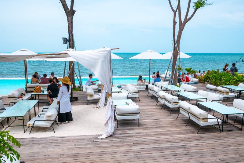 HUA HIN, TAILANDIA - 24 DE JUNIO DE 2018: Seenspace Huahin es una alameda de la comunidad del estilo de vida que come y haciendo imágenes de archivo libres de regalías HUA HIN, TAILANDIA - 24 DE JUNIO DE 2018: Seenspace Huahin es una alameda de la comunidad del estilo de vida que come y haciendo imágenes de archivo libres de regalías