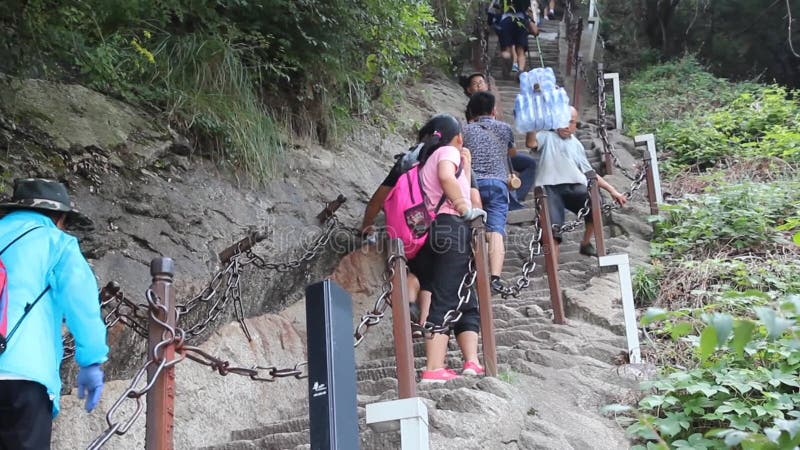 Hua shan china 4 agosto 2018 : scalano le scale che portano alle vette della montagna hua shan nello Shaanxi