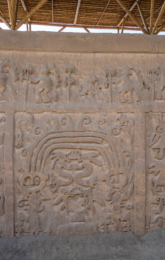 Huaca Del Dragon oder Huaca Del ACRO Iris u. x28; Dragon Temple oder Regenbogen Temple& x29; nahe Chan Chan - Trujillo Peru lizenzfreies stockfoto Huaca Del Dragon oder Huaca Del ACRO Iris u. x28; Dragon Temple oder Regenbogen Temple& x29; nahe Chan Chan - Trujillo Peru lizenzfreies stockfoto