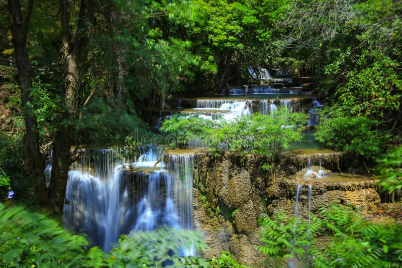 Huai Mae Khamin Waterfall Khuean Srinagarindra nationalpark Kanchanaburi, Thailand royaltyfri fotografi Huai Mae Khamin Waterfall Khuean Srinagarindra nationalpark Kanchanaburi, Thailand royaltyfri fotografi
