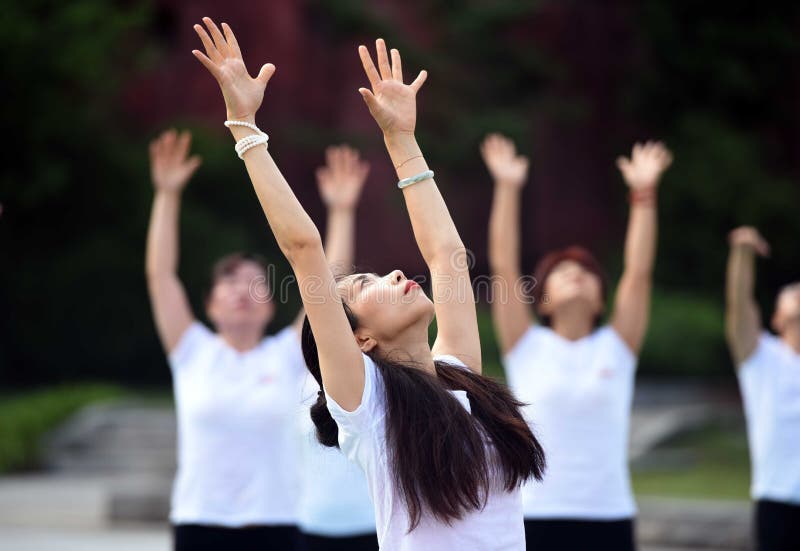 Huaian, Jiangsu: dos días de yoga del solsticio de verano y de un día de adoración de los amantes de la yoga abogan vida sana imagenes de archivo Huaian, Jiangsu: dos días de yoga del solsticio de verano y de un día de adoración de los amantes de la yoga abogan vida sana imagenes de archivo