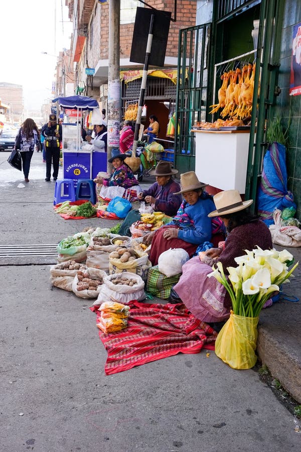 Huaraz, Ancash/Перу: 11-ое июня 2016: неимущие женщины фермера Indio продают их фрукт и овощ на улицах Huaraz стоковая фотография Huaraz, Ancash/Перу: 11-ое июня 2016: неимущие женщины фермера Indio продают их фрукт и овощ на улицах Huaraz стоковая фотография