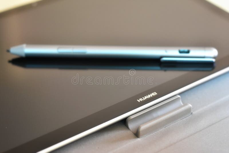 Huaweiembleem op het scherm van pen van de with??? Naald ? van MediaPad M5 de Pro stock foto Huaweiembleem op het scherm van pen van de with??? Naald ? van MediaPad M5 de Pro stock foto