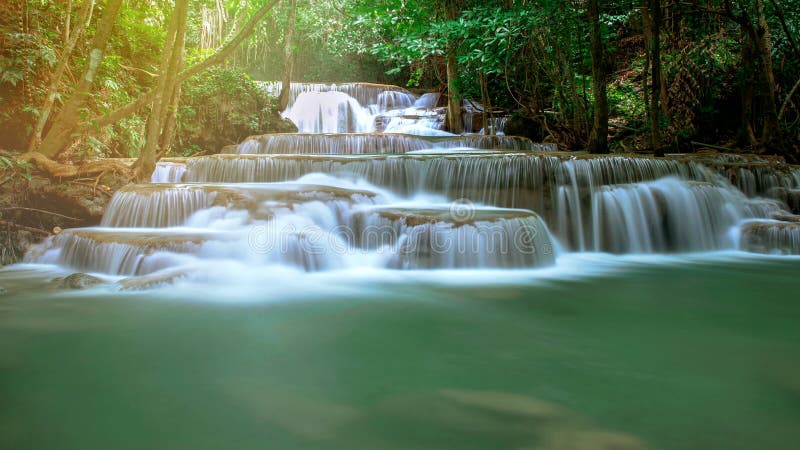 Huay Mae Kamin, Mooi watervallandschap in rainforset bij Kanchanaburi-provincie, Thailand stock foto's Huay Mae Kamin, Mooi watervallandschap in rainforset bij Kanchanaburi-provincie, Thailand stock foto's