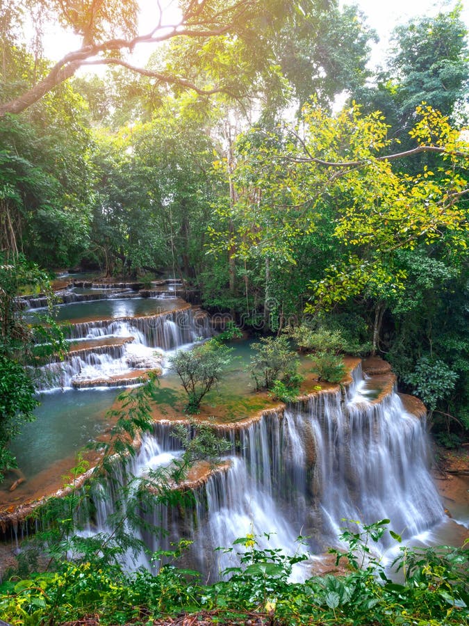 Huay Mae Kamin, Mooi watervallandschap in rainforset bij Kanchanaburi-provincie, Thailand stock foto Huay Mae Kamin, Mooi watervallandschap in rainforset bij Kanchanaburi-provincie, Thailand stock foto