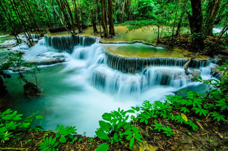 Huay Mae Khamin - cachoeira, água de fluxo, paraíso em Tailândia imagem de stock Huay Mae Khamin - cachoeira, água de fluxo, paraíso em Tailândia imagem de stock