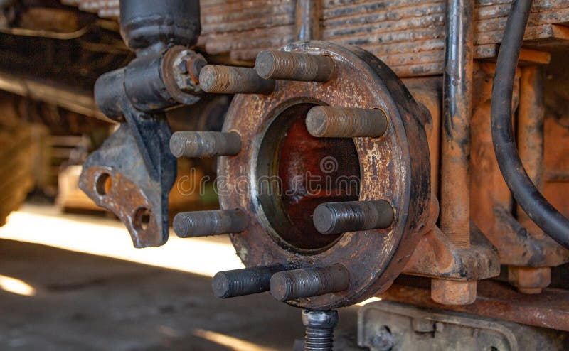 Hub de roue de camion rouillé : Composant d'axe de véhicule lourd photos stock