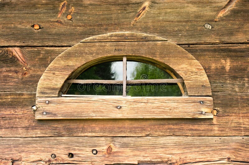 Hublot étrange dans le mur en bois image libre de droits Hublot étrange dans le mur en bois image libre de droits