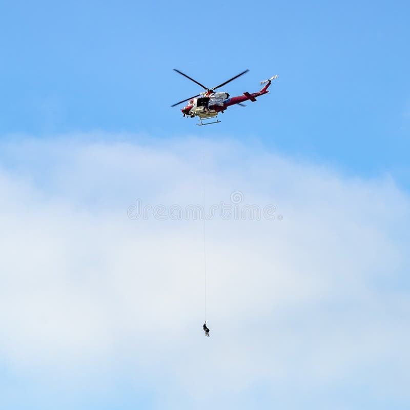 Hubschrauber mit der Person, die vorbei hängt, fangen La Jolla ein stockfotos Hubschrauber mit der Person, die vorbei hängt, fangen La Jolla ein stockfotos