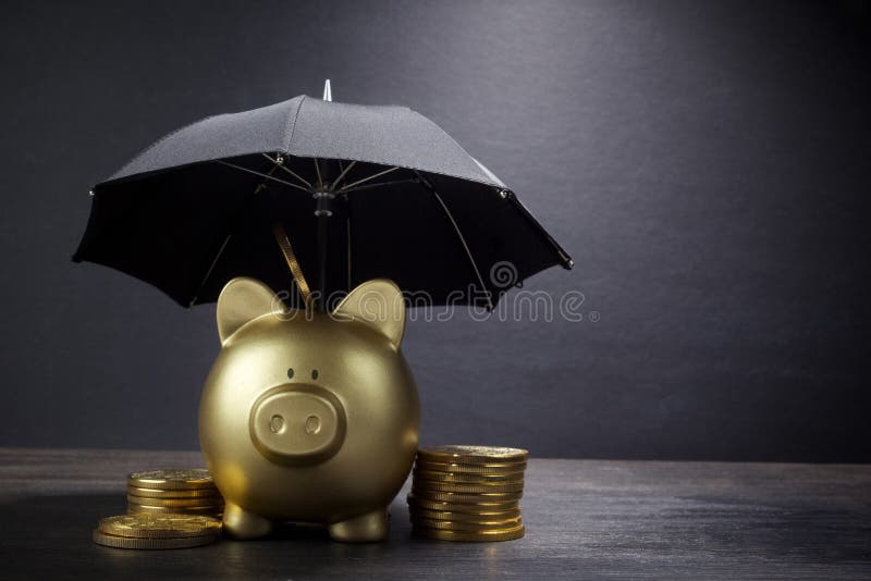 Hucha del oro con el concepto del paraguas para el seguro de las finanzas, la protección, la inversión segura o las actividades b