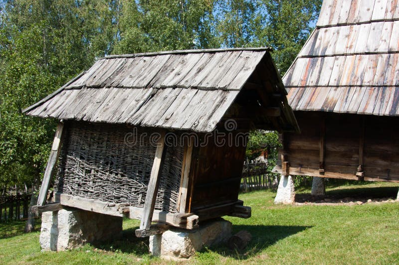 Huche de maïs, bâti Zlatibor, Serbie photographie stock Huche de maïs, bâti Zlatibor, Serbie photographie stock