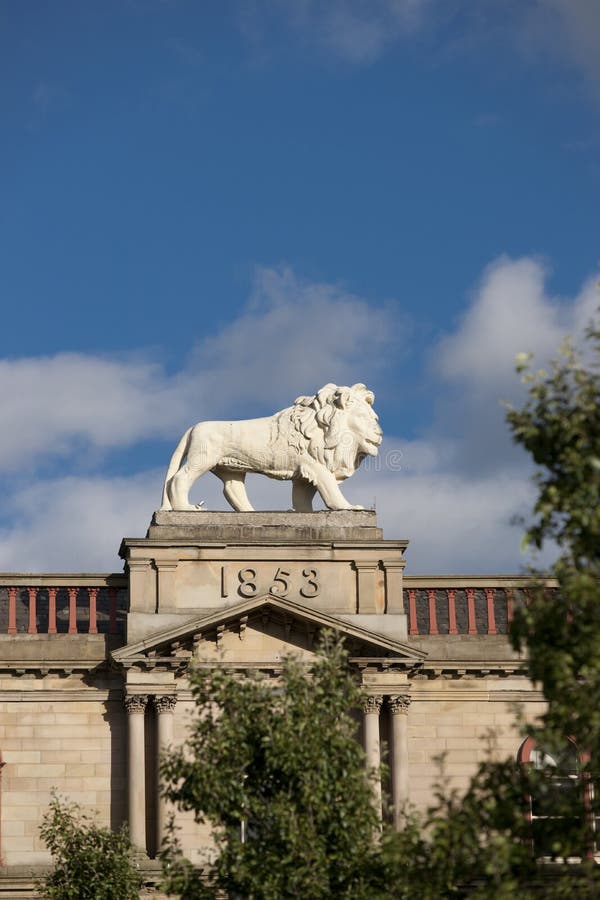 Huddersfield, West Yorkshire, Gro?britannien im Oktober 2013 die L?westatue auf Lion Arcade, John William Street, Huddersfield stockbild Huddersfield, West Yorkshire, Gro?britannien im Oktober 2013 die L?westatue auf Lion Arcade, John William Street, Huddersfield stockbild
