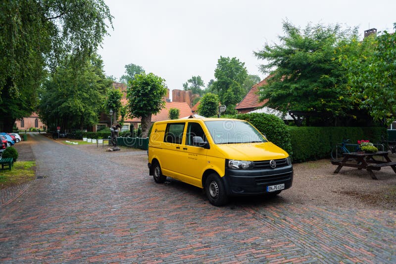 Hude, Baixa Saxónia, Alemanha - 13 de julho de 2019 ruínas do monastério com um ônibus Hude - Bilder do cargo foto de stock Hude, Baixa Saxónia, Alemanha - 13 de julho de 2019 ruínas do monastério com um ônibus Hude - Bilder do cargo foto de stock