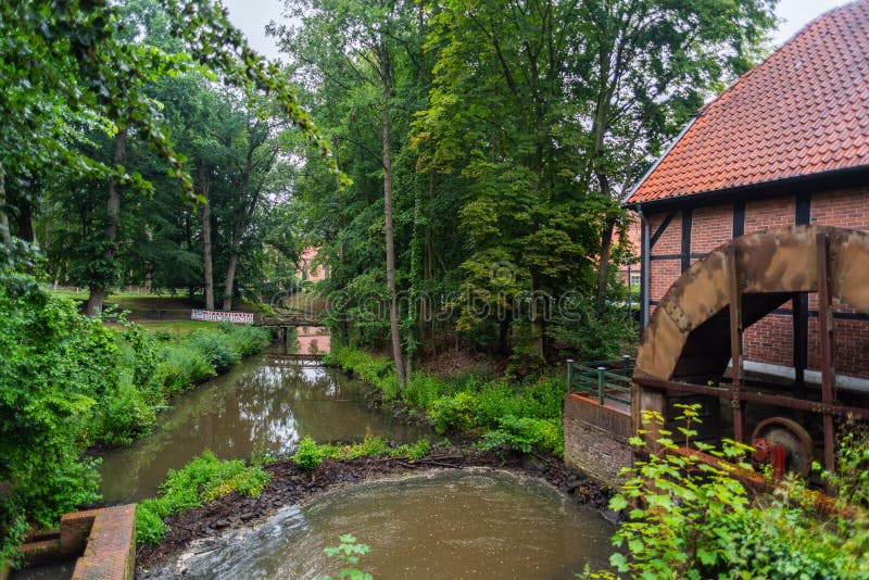 Hude, Niski Saxony Niemcy, Lipiec - 13 2019, Bilder, monaster tawerna Hude - obraz stock Hude, Niski Saxony Niemcy, Lipiec - 13 2019, Bilder, monaster tawerna Hude - obraz stock