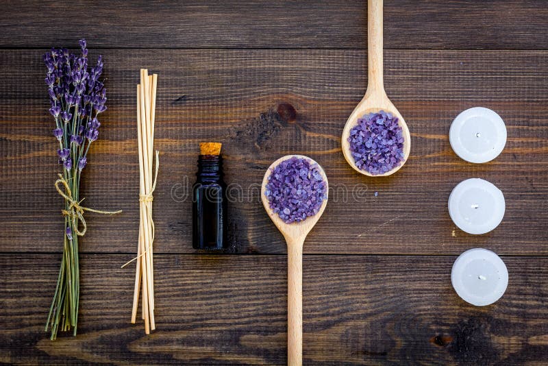 Hudomsorg och kopplar av Skönhetsmedel och aromatherapybegrepp Lavendelbrunnsort som är salt och som är olje- på bästa sikt för m arkivfoton Hudomsorg och kopplar av Skönhetsmedel och aromatherapybegrepp Lavendelbrunnsort som är salt och som är olje- på bästa sikt för m arkivfoton