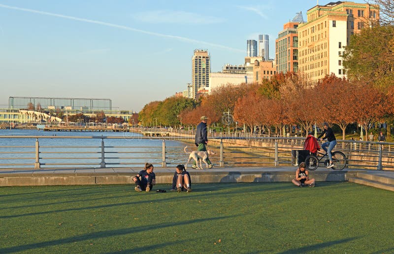 Hudson park op waterfront pier op warme herfstavond. new york