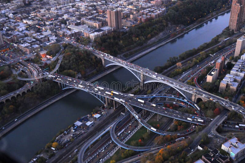 Sgranate veduta aerea di due ponti sul fiume Hudson, a New York, U.