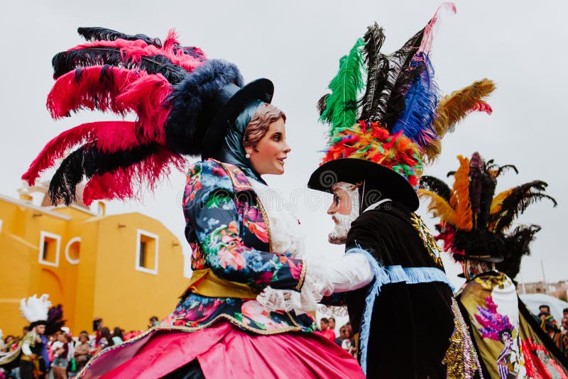 Carnival scenes. Мексика карнавал. Мексика танцы. Карнавал в Мехико 5 февраля. Карнавал ярмарка краски Мексика.