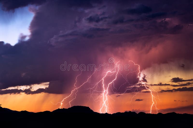 Huelgas de los rayos durante una tormenta imágenes de archivo libres de regalías Huelgas de los rayos durante una tormenta imágenes de archivo libres de regalías