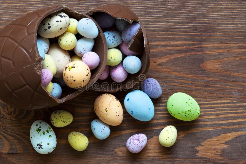 Huevo de Pascua grande del chocolate por completo del pequeño caramelo fotografía de archivo libre de regalías
