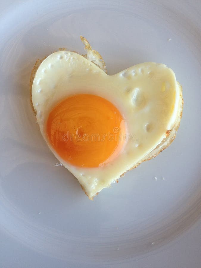 Huevo frito en forma de corazón foto de archivo Huevo frito en forma de corazón foto de archivo
