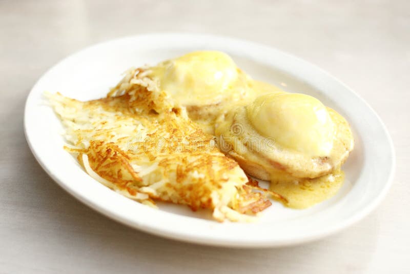 Huevos Benedicto y patatas de papita frita