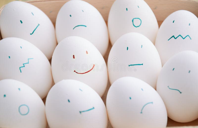 Huevos blancos con diversas emociones en la bandeja horizontal