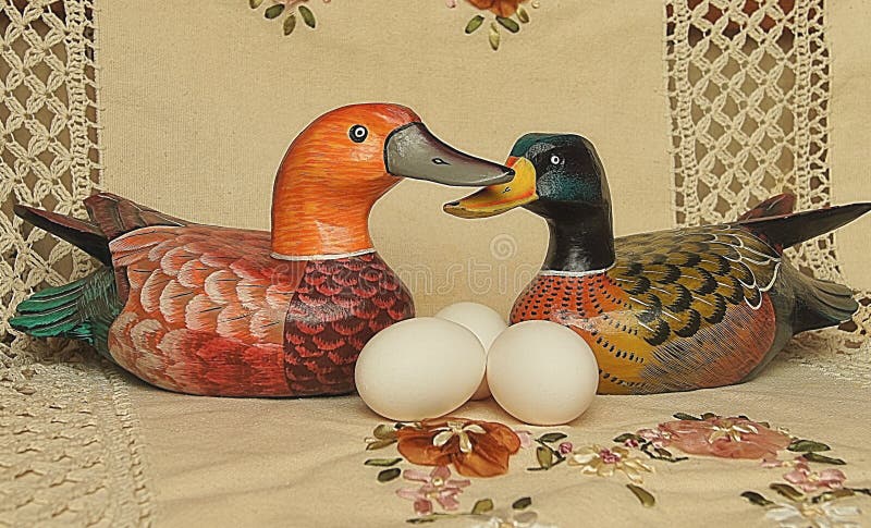 Huevos blancos de Pascua al lado del pato en fondo beige imagenes de archivo Huevos blancos de Pascua al lado del pato en fondo beige imagenes de archivo