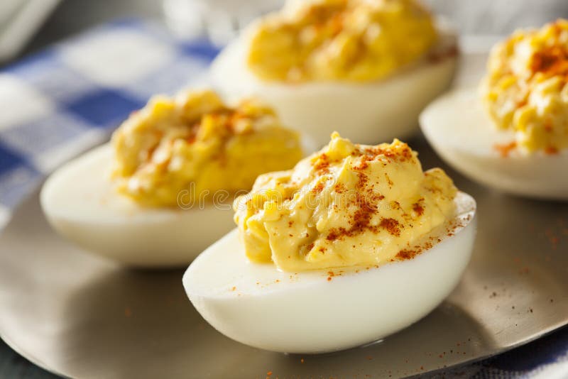 Huevos de Deviled sanos como aperitivo imágenes de archivo libres de regalías Huevos de Deviled sanos como aperitivo imágenes de archivo libres de regalías